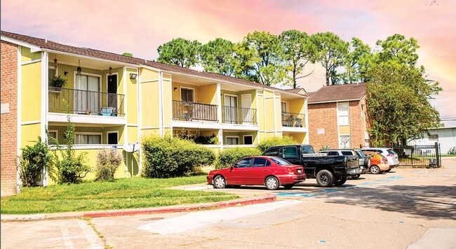 Building Photo - Retreat on Roslyn