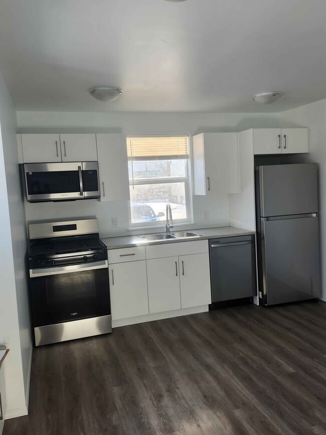 Building Photo - 11813-11847 47 St NW Unit 11813 G1 - Bsmt