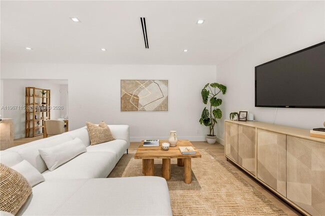 Photo - 6011 Maynada St