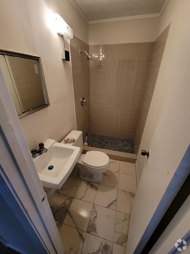 Building Photo - Large 4 bedroom 2 bath home in a great nei...