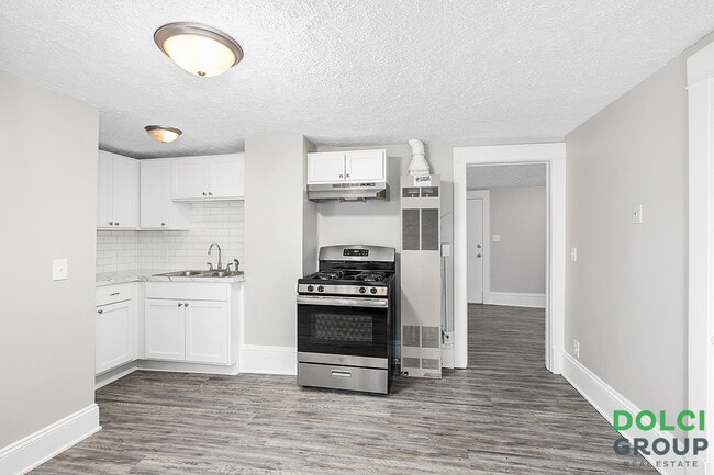 Photo - 848 Crescent St NE