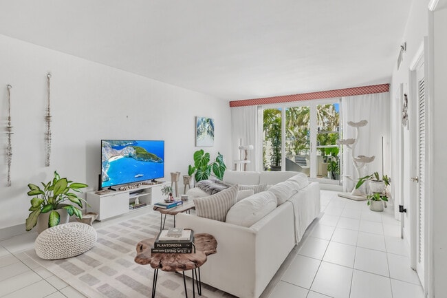 LIVING ROOM - 5001 Collins Ave Unidad 1K