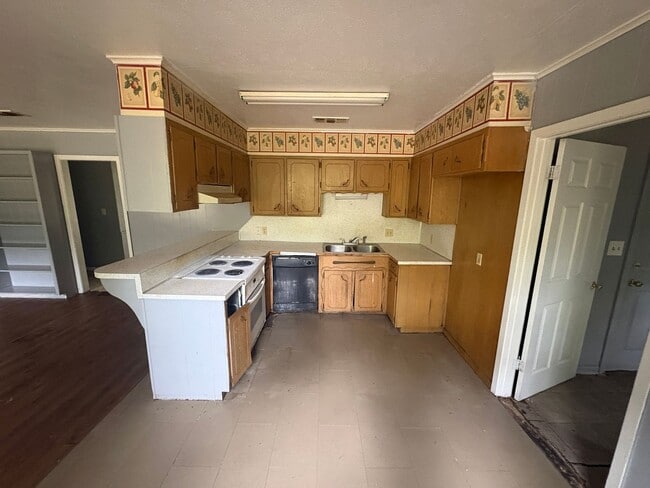 Photo - Large 3BR/2BA Home in Southern Hills Rent $1,300 / Deposit $1,100