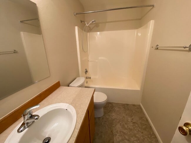 Photo - Remodeled 2 Bed 1.5 bath Springfield apartment Unit 270 s 41st place #3