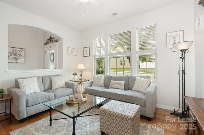 Photo - 3021 Honeylocust Ln