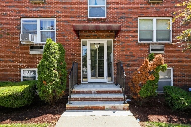 Building Photo - 33 Montvale Ave Unit 11