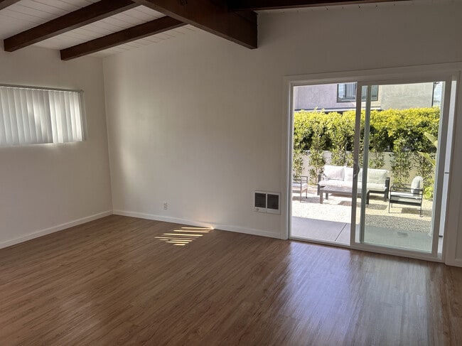 Building Photo - 1133 20th St Unit Duplex