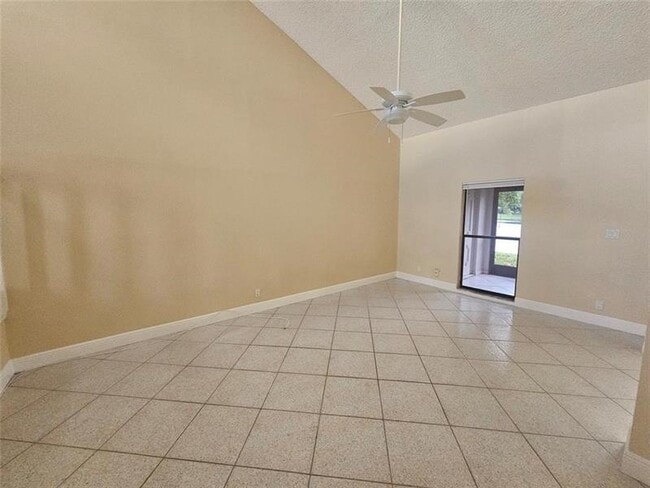 Photo - 633 Lake Point N Ln