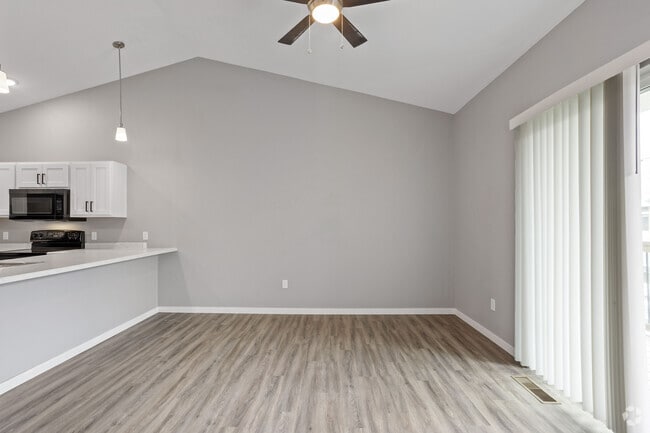 1BR, 1BA - 689SF - Living Room/Dining Room