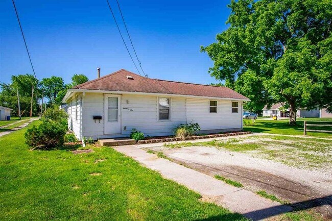 Building Photo - 705 E 10th St