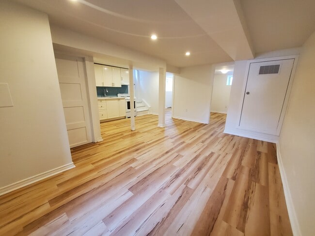 Photo - LARGE, very bright lower level loft apartment-  Available on April 1 is this beautiful, large and... Unité Lower