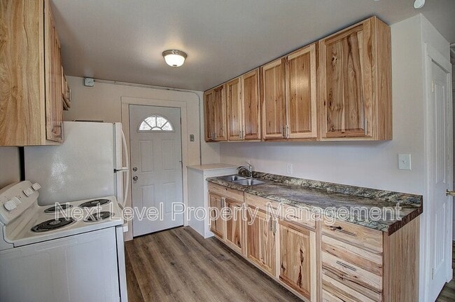 Photo - 661 8th Ave E N