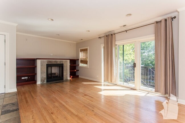 Building Photo - 1148 W Roscoe St Unit 2 bed 2 bath southport condo