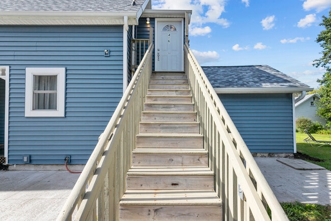 Upper Unit - 416 W Main St Unit 1/2