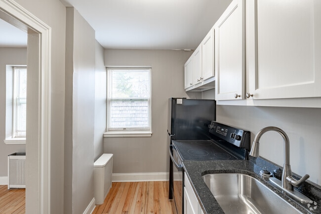 1BR, 1BA - 600SF - Kitchen
