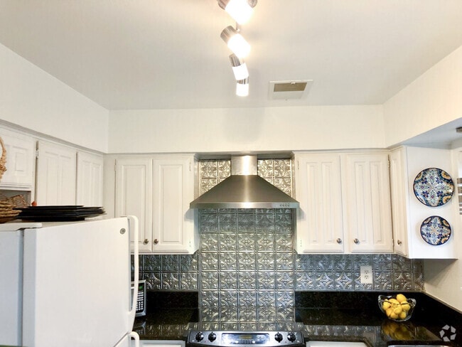 Building Photo - 5200 Martel Ave Unit 32B Rental