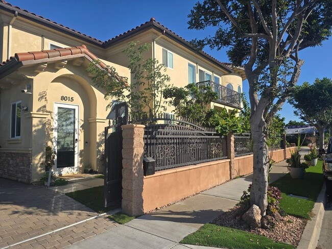 Fully Furnished 2 Bed, 2 Bath Townhome – 5... - Fully Furnished 2 Bed, 2 Bath Townhome – 5...