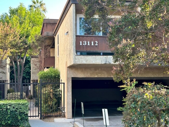Building Photo - 13112 Moorpark St Rental
