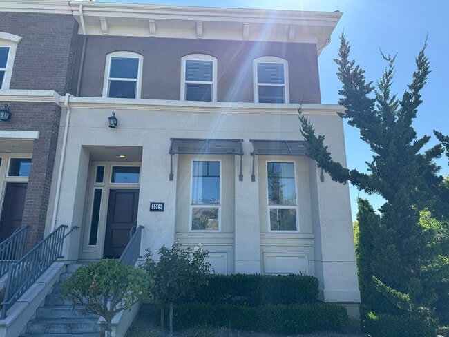 Executive Evergreen Valley Townhome - Executive Evergreen Valley Townhome