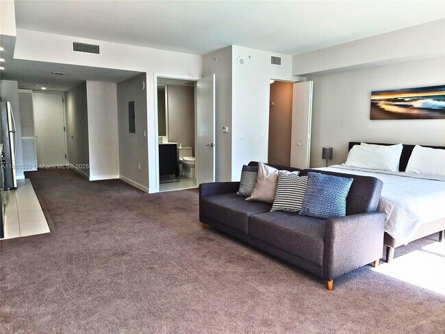 Photo - 31 SE 6th St Unidad 1405 Rental