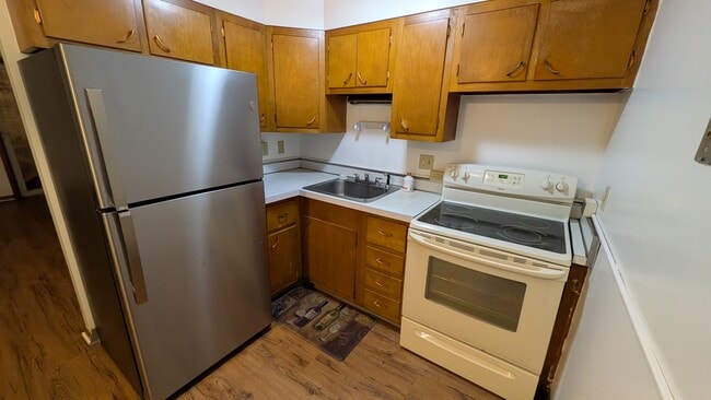 Building Photo - 2415 Ellerslie St Unit 1 bdrm