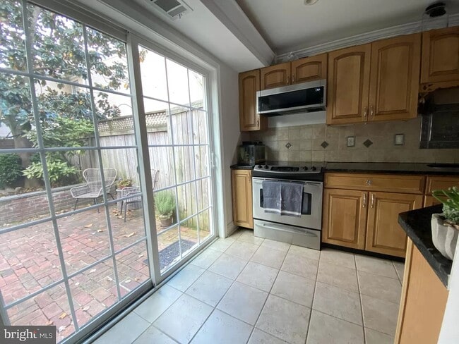 Patio - 316 S Columbus St