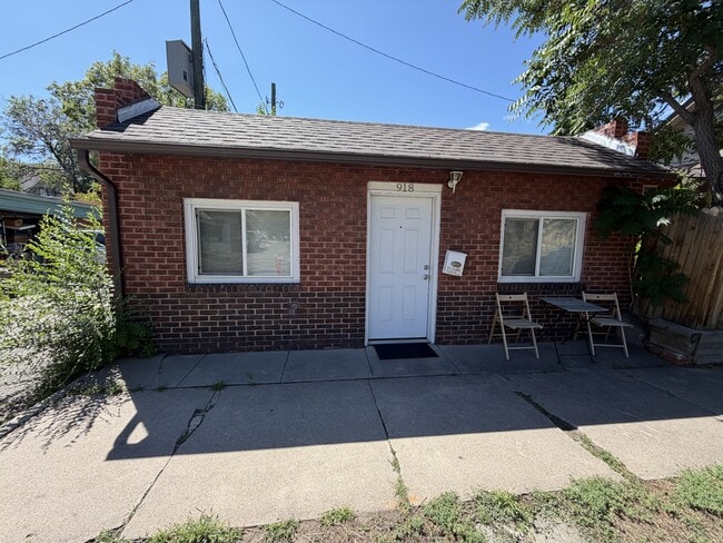 Building Photo - 918 E 6th Ave