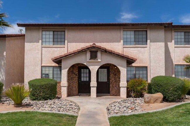 Building Photo - 2 Bedroom Townhome with Balcony in Color View Community