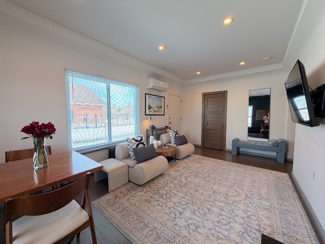 Building Photo - 1341 Crane St