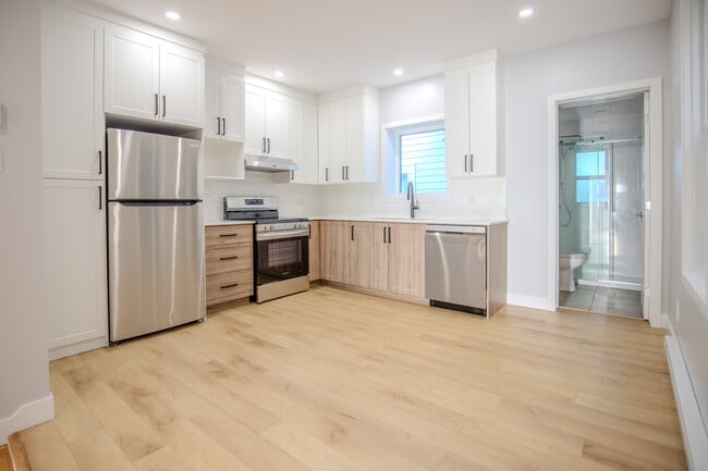 Building Photo - Newly renovated 2-bedroom apartment in Hull Unit A