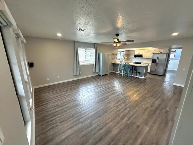 Photo - "Charming 2-Bed, 2-Bath Townhouse with Cozy Fireplace in Prime St. George Location!" Unidad #20
