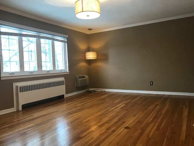 Building Photo - 7 Troy Dr Unit 7 Troy Dr