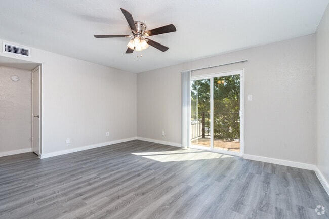 Juniper - 1 habitación, 1 baño - 640 pies cuadrados - Sala de estar - Gazebo Apartments (Denton, Tx)