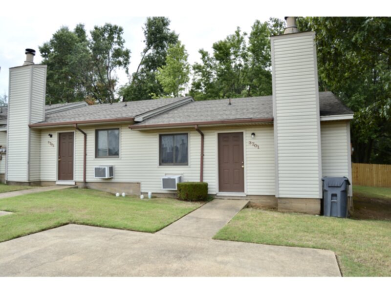 Lakewood Apartments: Premium Location - Lakewood Apartments: Premium Location
