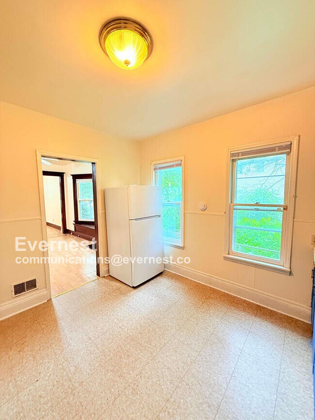 Photo - 1031 N Michigan St