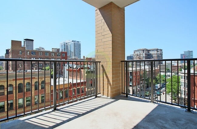 Photo - 688 N Wells St
