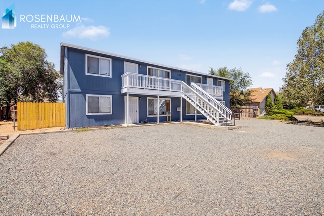 Charming 2-bedrooms, 1-bath upstairs apartment in the heart of Prescott Valley!