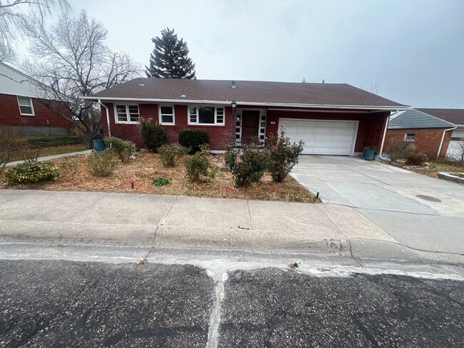 Building Photo - 4 Bedroom 2 Bathroom