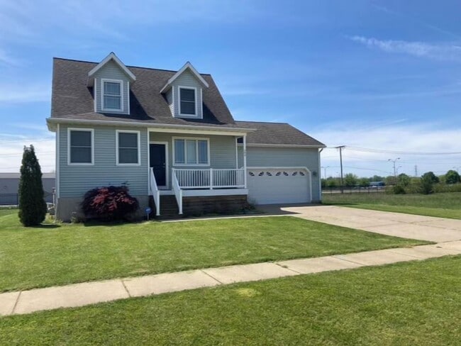 Building Photo - Charming 3 Bedroom, 2.5 Bathroom Home Fully Furnished in Benton Harbor Close to Lake Michigan and...