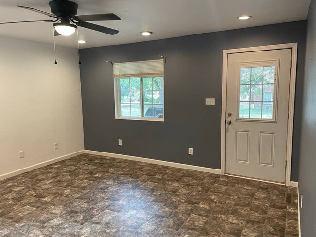 Photo - 608 W 8th St