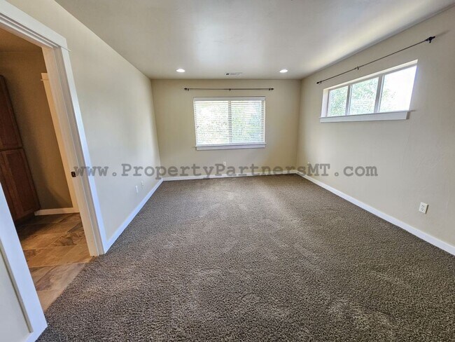 Photo - Stunning 4 Bed 2.5 Bath Upgraded Townhome ...