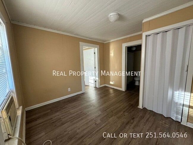 Photo - 2064 Andrews St