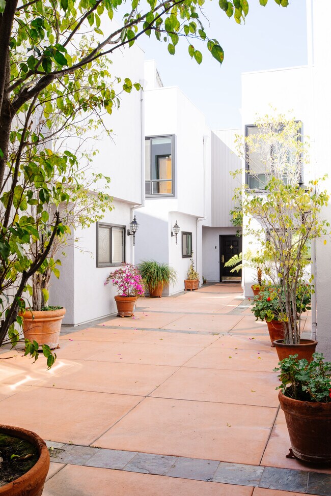 Photo - 10933 Wellworth Ave Unit 4