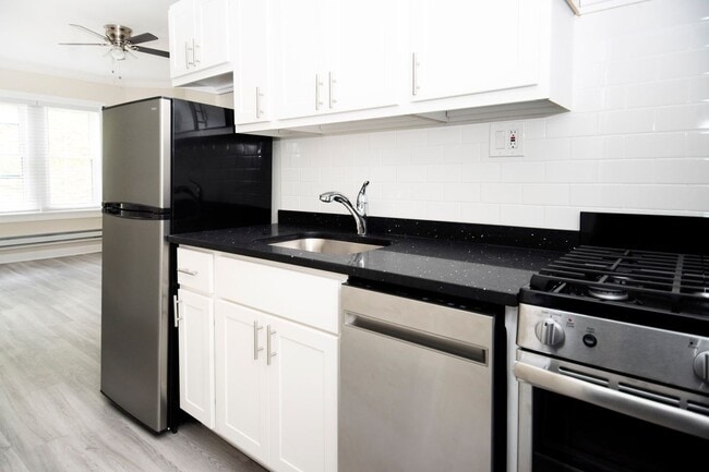 Photo - 646 W Roscoe St