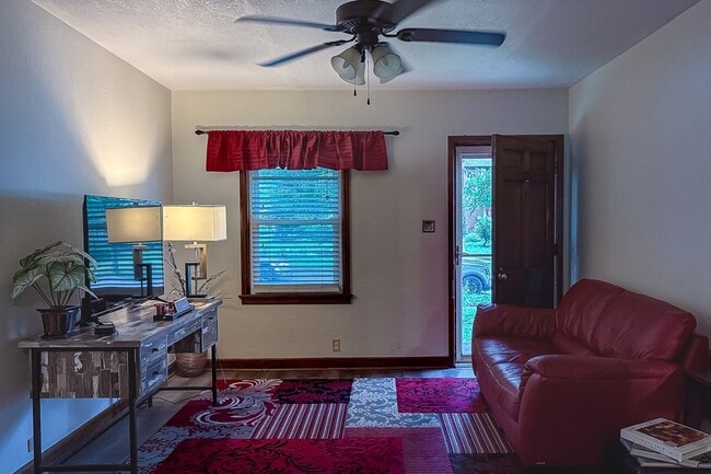 Photo - 807 W John St