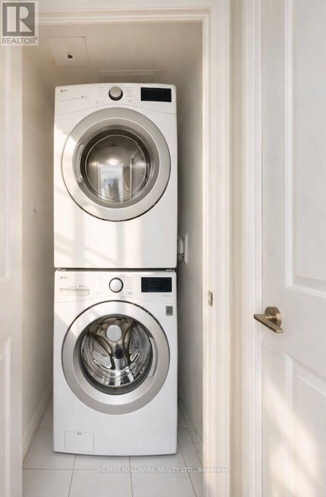 Photo - 2015 Sheppard Ave E Unité 1911