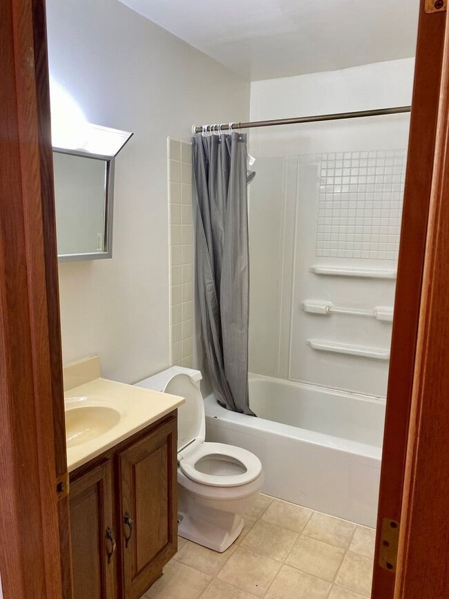 Photo - 2 Bed/1 Bath Apartment available!  Heat and Water Included! Unit 13