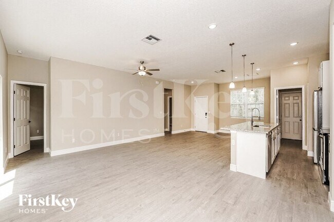 Photo - 674 Tobias St