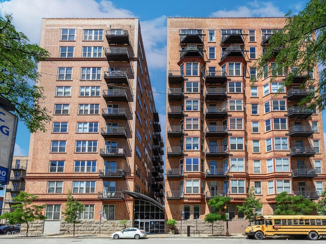 Building Photo - 500 S Clinton St Unit 110