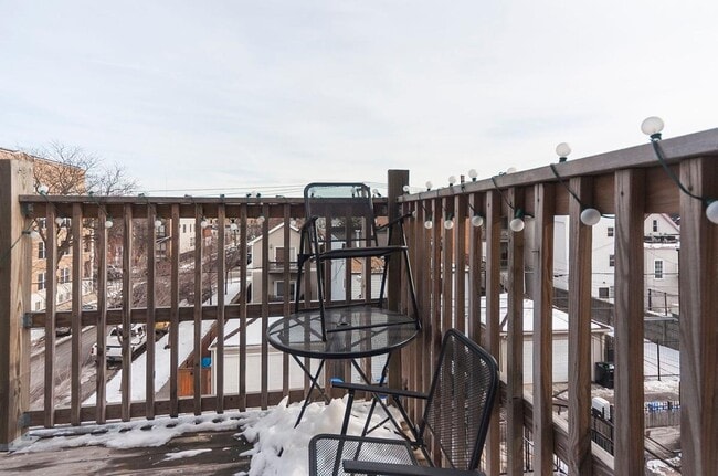 Photo - Spacious 2bed 1 bath in the Bucktown area Unidad 3R